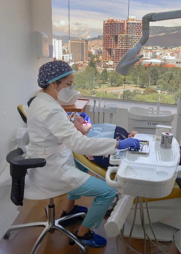 Dra. Claudia Salazar atendiendo a un paciente