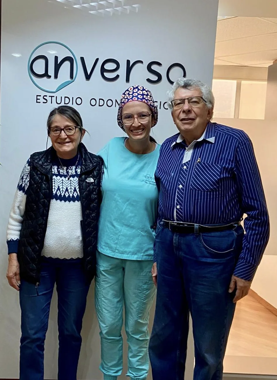 Dra. Claudia Salazar junto a pacientes