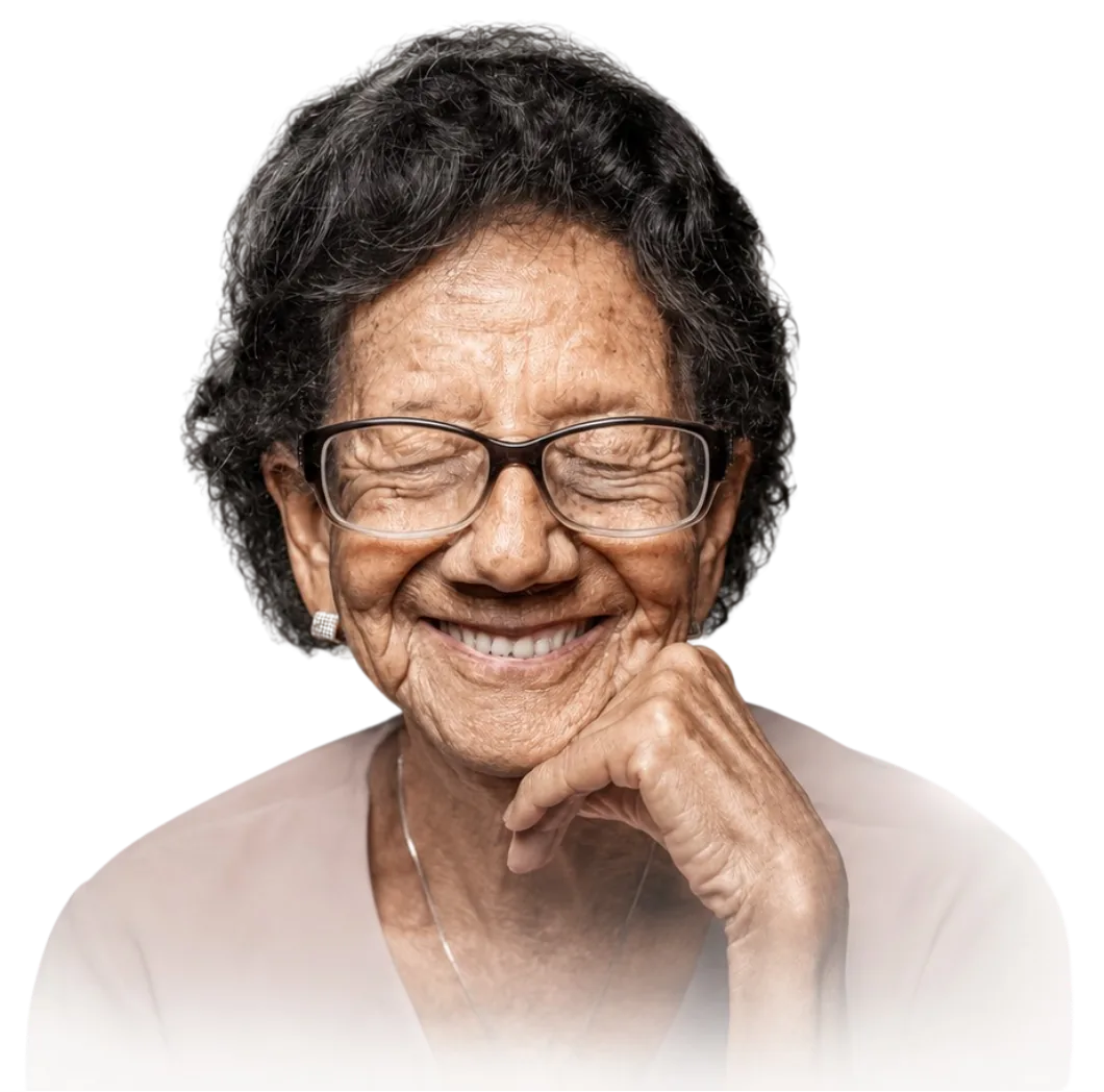 Adulta mayor sonriendo con tranquilidad